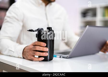 Protein Shake sulla scrivania Foto Stock