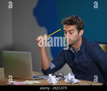 Gli scrittori blocco HES ha ottenuto l'ostruzione creativa. Un giovane imprenditore pensieroso che utilizza il suo computer portatile. Foto Stock