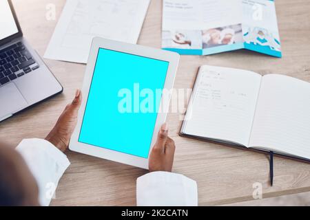 Medico di TeleHealth, schermo verde mockup su tablet digitale e analisi sanitaria virtuale, assistenza clinica e pianificazione chirurgica online. Sopra medico Foto Stock