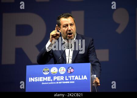 Roma, Italia. 22nd Set, 2022. Matteo Salvini, leader del partito Lega, parla sul palco durante l'evento 'Together for Italy', in piazza del Popolo che riunisce le feste di destra italiane, Lega, Fratelli d'Italia, forza Italia e noi moderati. L'evento rappresenta la fine della campagna elettorale per le elezioni generali del 25 settembre 2022. (Foto di Vincenzo Nuzzolese/SOPA Images/Sipa USA) Credit: Sipa USA/Alamy Live News Foto Stock