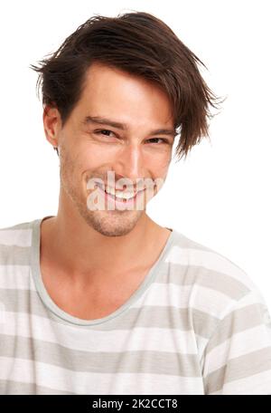 Lasci l'entusiasmo naturale vendere il vostro messaggio. Dolce sorridente giovane uomo con capelli disordinati, isolato su bianco - copyspace. Foto Stock