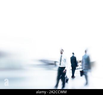 Arrossendo attraverso la macinatura quotidiana. Scatto sfocato di un businessspeople che commuta. Foto Stock