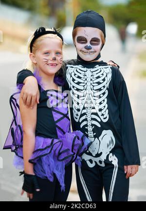 Carino trick-or-curers piccolo. Carino ragazzo e ragazza vestito per Halloween. Foto Stock