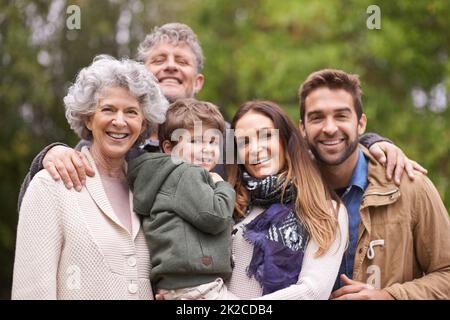 La famiglia è la benedizione più grande della vita. Ritratto di una famiglia felice multi-generazione in piedi all'aperto. Foto Stock