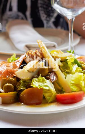 Qualcosa di sano e fresco. Primo piano di insalata fresca tritata su un piatto. Foto Stock