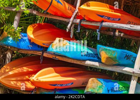 Canoe blu rosso arancio gita in barca alla Laguna di Muyil in Messico. Foto Stock