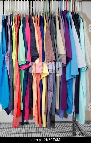 Una varietà di camicie senza maniche, T-shirt e Polo di menâ Foto Stock