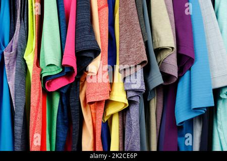 Sfondo di una varietà di camicie menâ's Hung Up primo piano Foto Stock