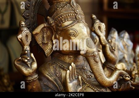 Iconografia splendidamente realizzata. Primo piano di un effigie di bronzo del dio Ganesha in un tempio indiano. Foto Stock