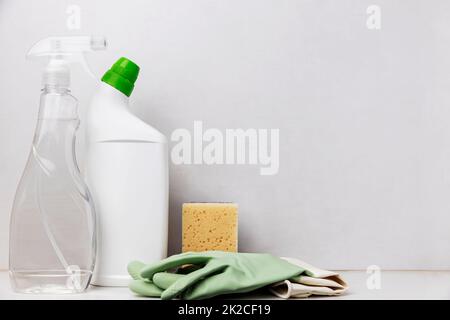 Pulizia della casa, concetto di pulizia della casa. Bottiglia di detergente per toilette bianco, detergente per vetri Foto Stock