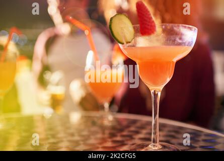 La guarnitura conta come parte dell'assunzione giornaliera di frutta. Shot di due cocktail su un tavolo in un nightclub. Foto Stock