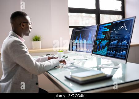 Donne analiste che guardano i dati KPI Foto Stock