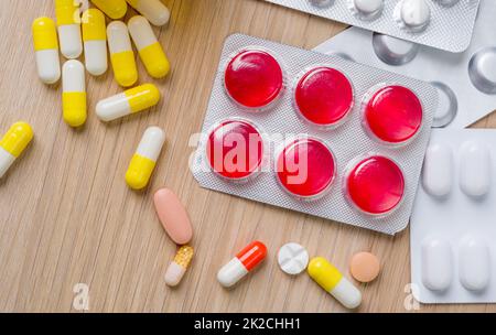 Diverse pillole medicinali e capsule con blister Foto Stock