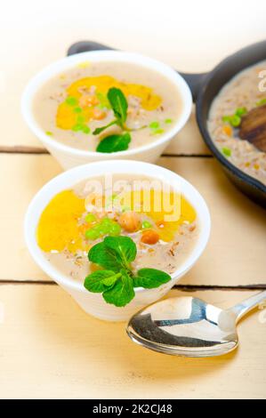 Sostanziosa del Medio Oriente e ceci Zuppa di orzo Foto Stock