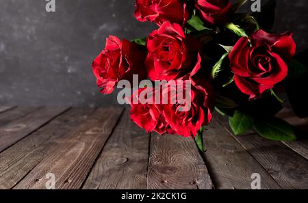 Bouquet di rose rosse per la giornata delle madri Foto Stock