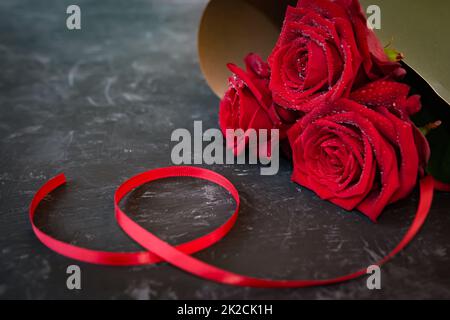 Bouquet di rose rosse per la giornata delle madri Foto Stock