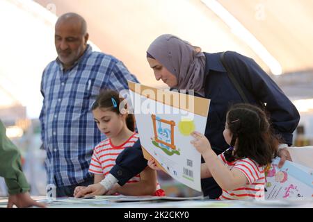 Surda, città della Cisgiordania di Ramallah. 22nd Set, 2022. I Palestinesi visitano la 12th edizione della Fiera Internazionale del Libro Palestine a Surda, nei pressi della città di Ramallah, in Cisgiordania, il 22 settembre 2022. Credit: Yayman Nobani/Xinhua/Alamy Live News Foto Stock