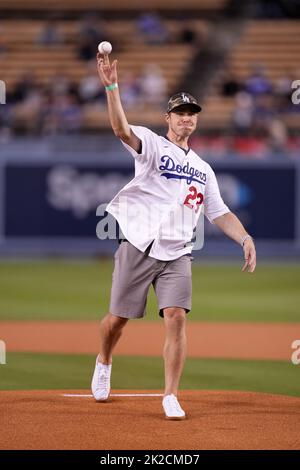 Il giocatore di hockey di destra della LOS Angeles Kings Dustin Brown lanciò il primo lancio cerimoniale prima della partita tra i Los Angeles Dodgers e gli Arizona Diamondbacks durante una partita di baseball della MLB, mercoledì 21 settembre 2022, a Los Angeles. Foto Stock