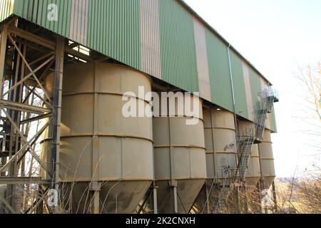 Vecchi silos in una cava Foto Stock