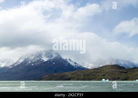 Iceberg sul lago grigio, Torres del Paine, Cile Foto Stock