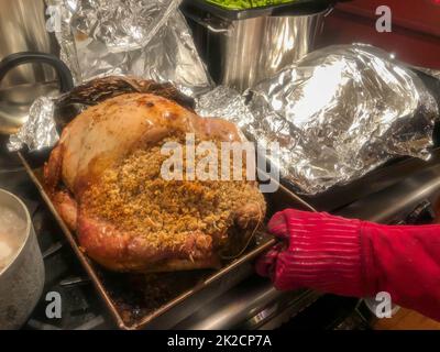 tacchino ripieno in teglia con foglio di alluminio e taglio rosso caldo Foto Stock