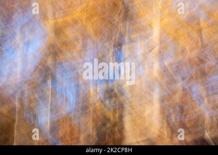 Onde astratte di colori autunnali e cielo blu Foto Stock