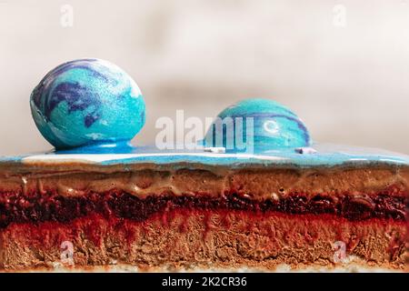 Torta di mousse blu con palline di cioccolato blu Foto Stock