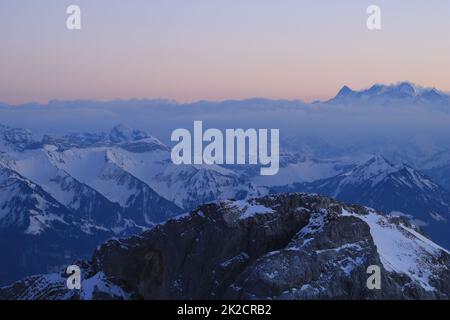 Arnigrat, Matthorn e vista distante del monte Finsteraarhorn. Foto Stock