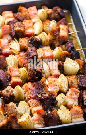 spiedini con carne di pollame, pancetta e cipolla Foto Stock