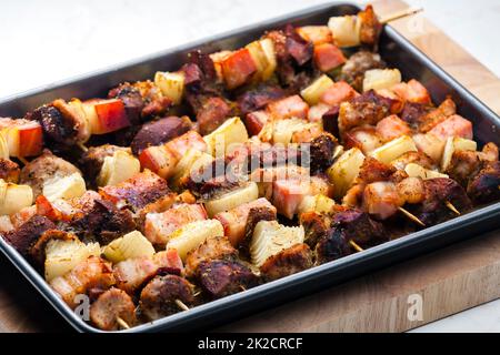 spiedini con carne di pollame, pancetta e cipolla Foto Stock