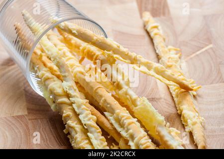 bastoncini di formaggio fatti in casa in un bicchiere Foto Stock