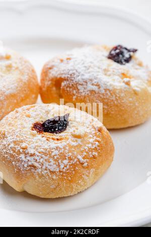 torte nuziali piene di confettura di prugne Foto Stock