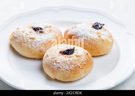 torte nuziali piene di confettura di prugne Foto Stock