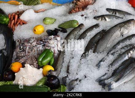 Pesce fresco e pesci giacenti sul ghiaccio nella vetrina. Rethymno sull'isola di Creta Foto Stock