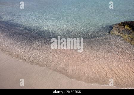 La gente si rilassa sulla famosa spiaggia di corallo rosa di Elafonisi a Creta Foto Stock