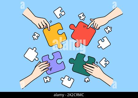 Diverse persone collegano puzzle insieme Foto Stock