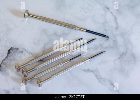 Mini cacciaviti diversi per orologiera Foto Stock