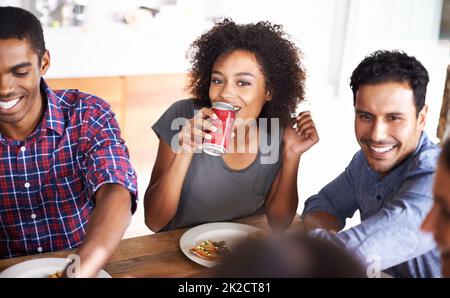 Lasciate che i buoni tempi rotolino. Un'immagine ritagliata di un gruppo di amici che si divertono con la pizza. Foto Stock