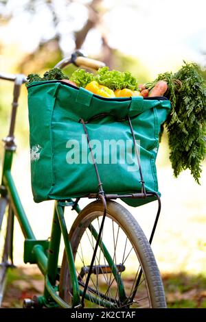 Ricco di bontà. Scatto corto di una borsa di vegatables su una bicicletta. Foto Stock