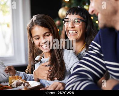 Mia mamma è la più divertente. Scatto di una bambina seduta sulle sue madri lap ridacchiando. Foto Stock