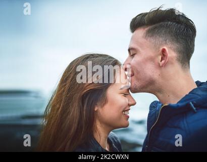 Giovane amore sicuro è una cosa bella. Scatto di una giovane coppia felice che passa una giornata romantica insieme all'aperto. Foto Stock