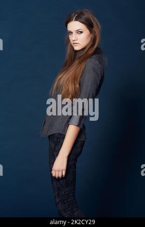 Shes ha ottenuto gli sguardi e l'atteggiamento. Un modello piuttosto giovane che sfoggia il suo stile e guarda in studio. Foto Stock