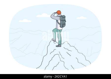 Uomo turistico sulla cima della montagna guardare in lontananza Foto Stock