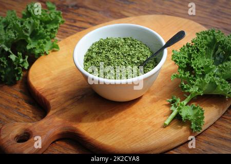 Secco tritato foglie di cavolo su sfondo rustico Foto Stock