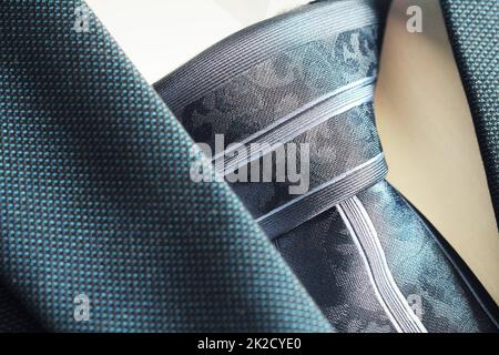 Blu classico suit, camicia e cravatta, vicino, vista dall'alto Foto Stock