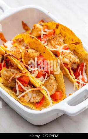 tacos ripieni di carne di pollo alla griglia e pomodori Foto Stock