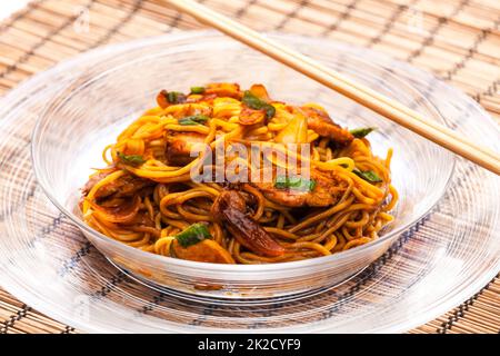 tagliatelle fritte con carne di pollo in salsa di soia Foto Stock