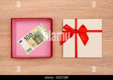 Denaro in regalo, euro in confezione regalo Foto Stock