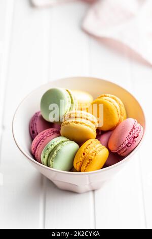 Amaretti colorati e dolci. Macaron francesi tradizionali. Dessert gustoso Foto Stock