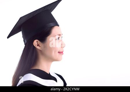 Vista laterale degli studenti delle giovani Donne asiatiche che indossano cappello e abito da laurea Foto Stock